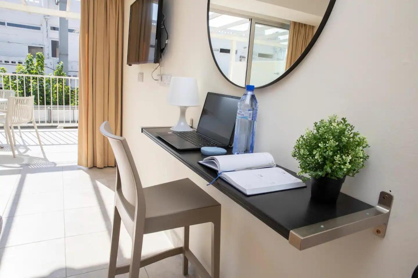 Harbour Lights Studio Apartments Paphos Exterior foto