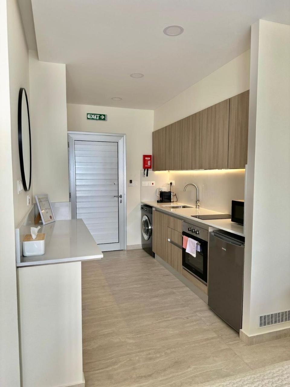 Harbour Lights Studio Apartments Paphos Exterior foto