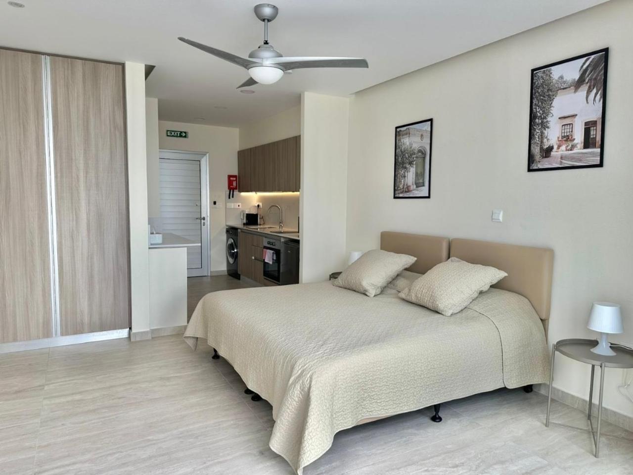 Harbour Lights Studio Apartments Paphos Exterior foto