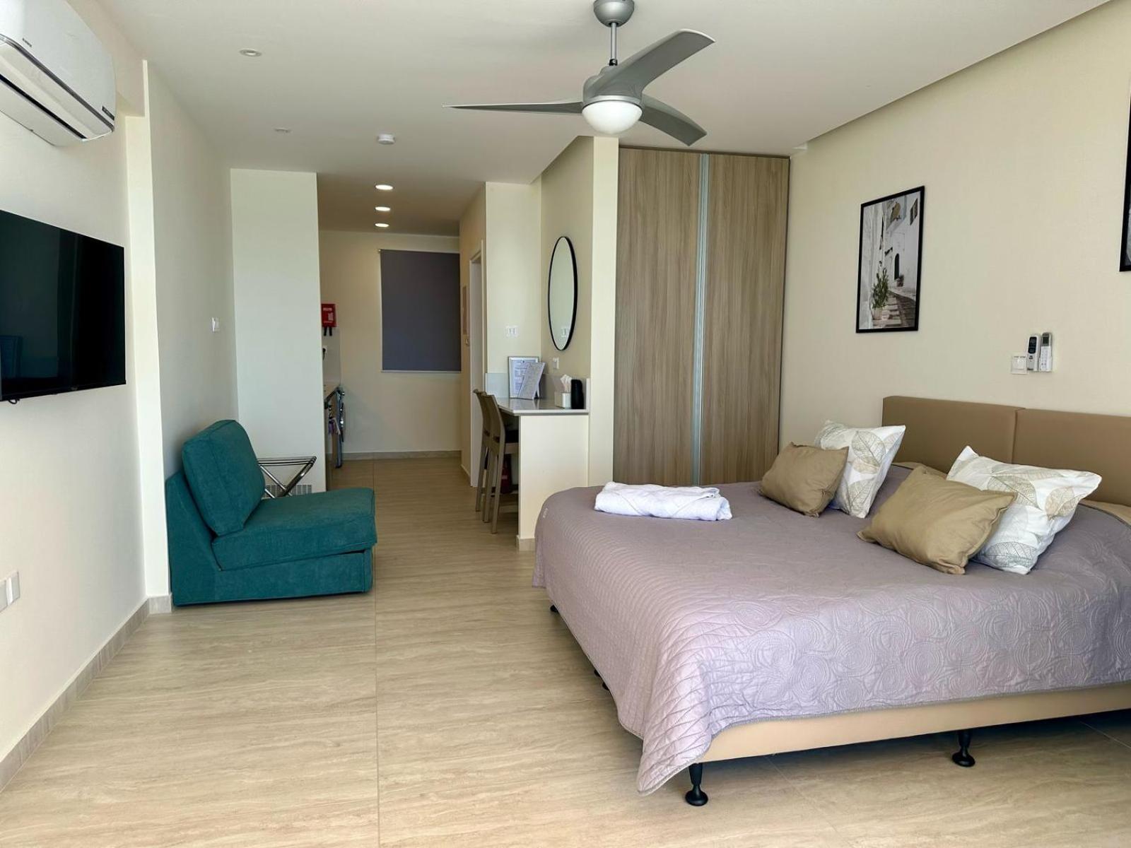 Harbour Lights Studio Apartments Paphos Exterior foto