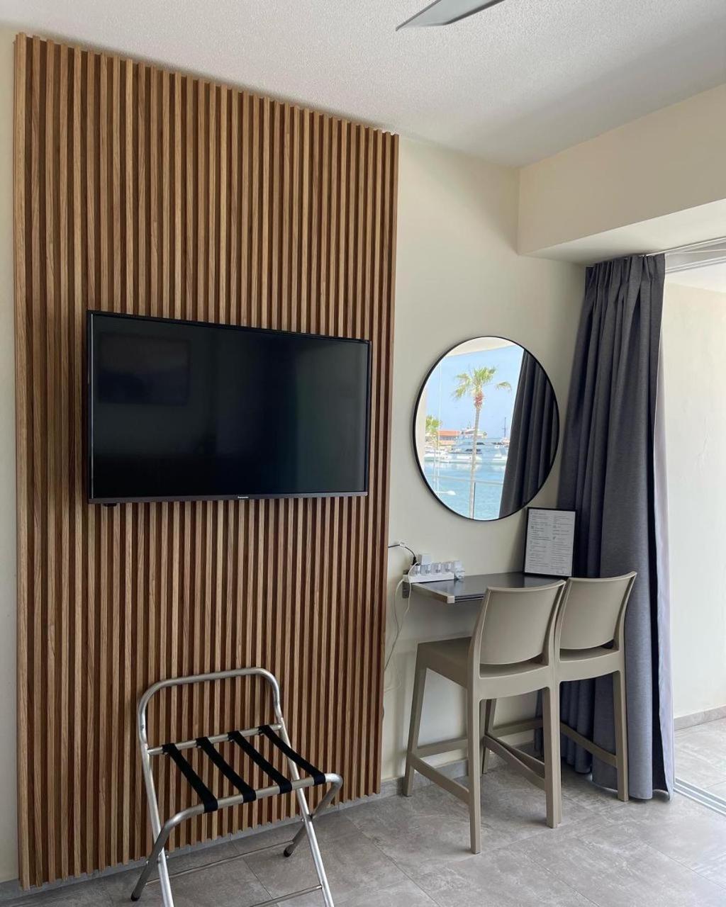 Harbour Lights Studio Apartments Paphos Exterior foto