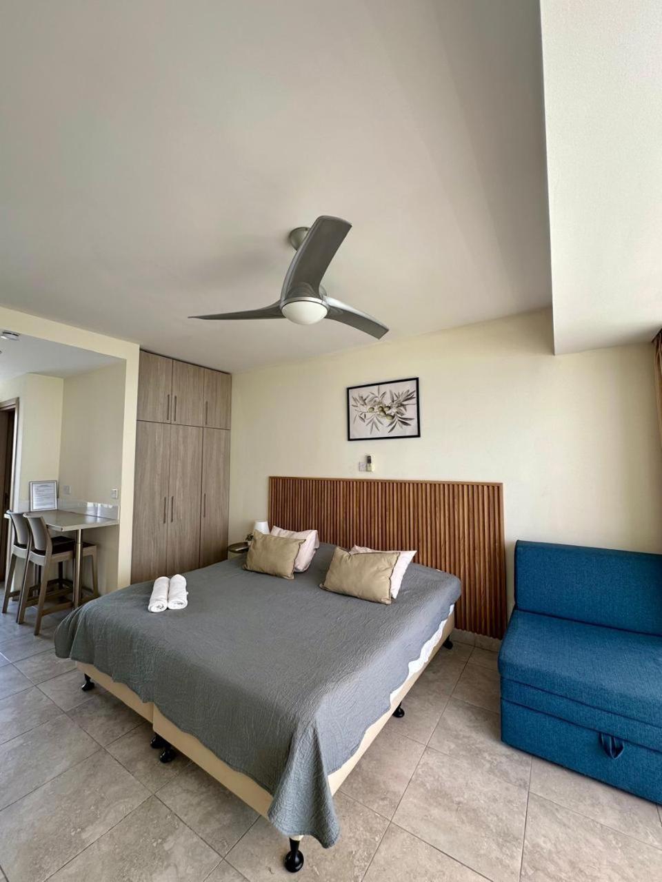 Harbour Lights Studio Apartments Paphos Exterior foto